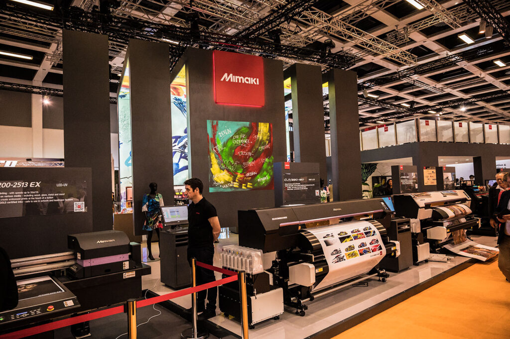 Messestand von Mimaki mit Maschinen und Spanntuchrahmen