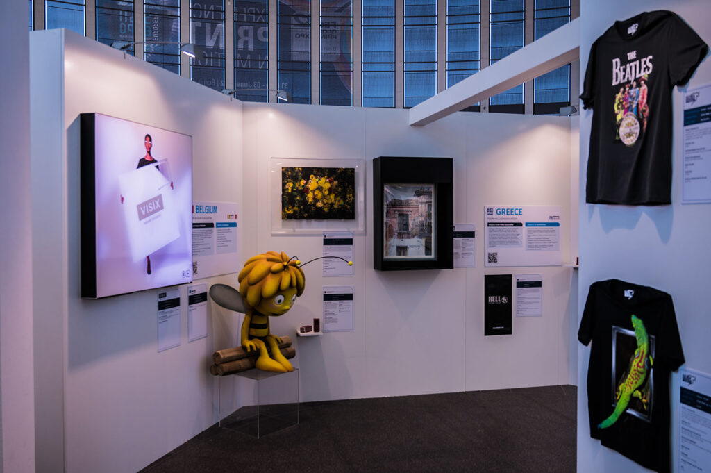 Ausstellung für einen T-Shirt Wettbewerb im Eingangsbereich der Messe