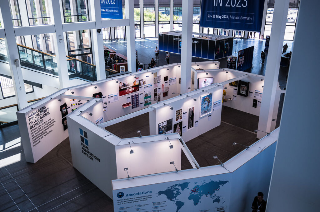 Blick auf einen Messestand von oben. Gebaut aus Waabenplatten